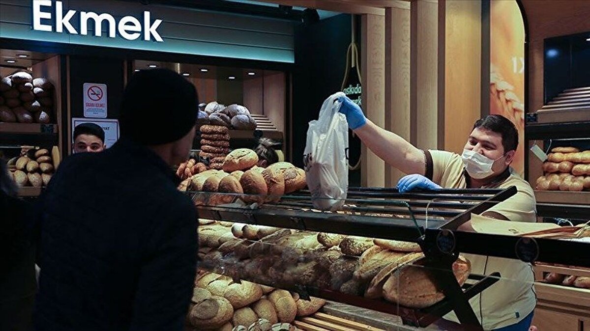 FIRINLAR NASIL ÇALIŞACAK?
 Kısıtlama sürecinde (65 yaş ve üzeri ile 20 yaş altında bulunanlar hariç) unlu mamul ihtiyaçlarının karşılanması ile sınırlı olmak ve araç kullanmamak şartıyla (engelli vatandaşlar hariç) yürüme mesafesindeki fırına gidilebilecek.  Fırın ve unlu mamul ruhsatlı iş yerlerine ait ekmek dağıtım araçlarıyla sadece market ve bakkallara ekmek servisi yapılabilecek, ekmek dağıtım araçlarıyla sokak aralarında kesinlikle satış yapılmayacak.