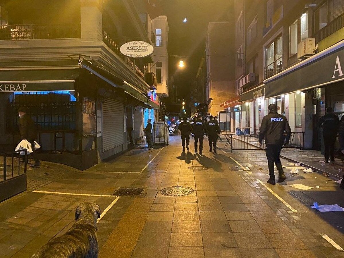 KURYELER ÇALIŞACAK MI? 
Genelgede ''Ürün veveya malzemelerin nakliyesinde ya da lojistiğinde (kargo dahil), yurt içi ve yurt dışı taşımacılık, depolama ve ilgili faaliyetler kapsamında görevli olanlar istisna kapsamındadır denildi.