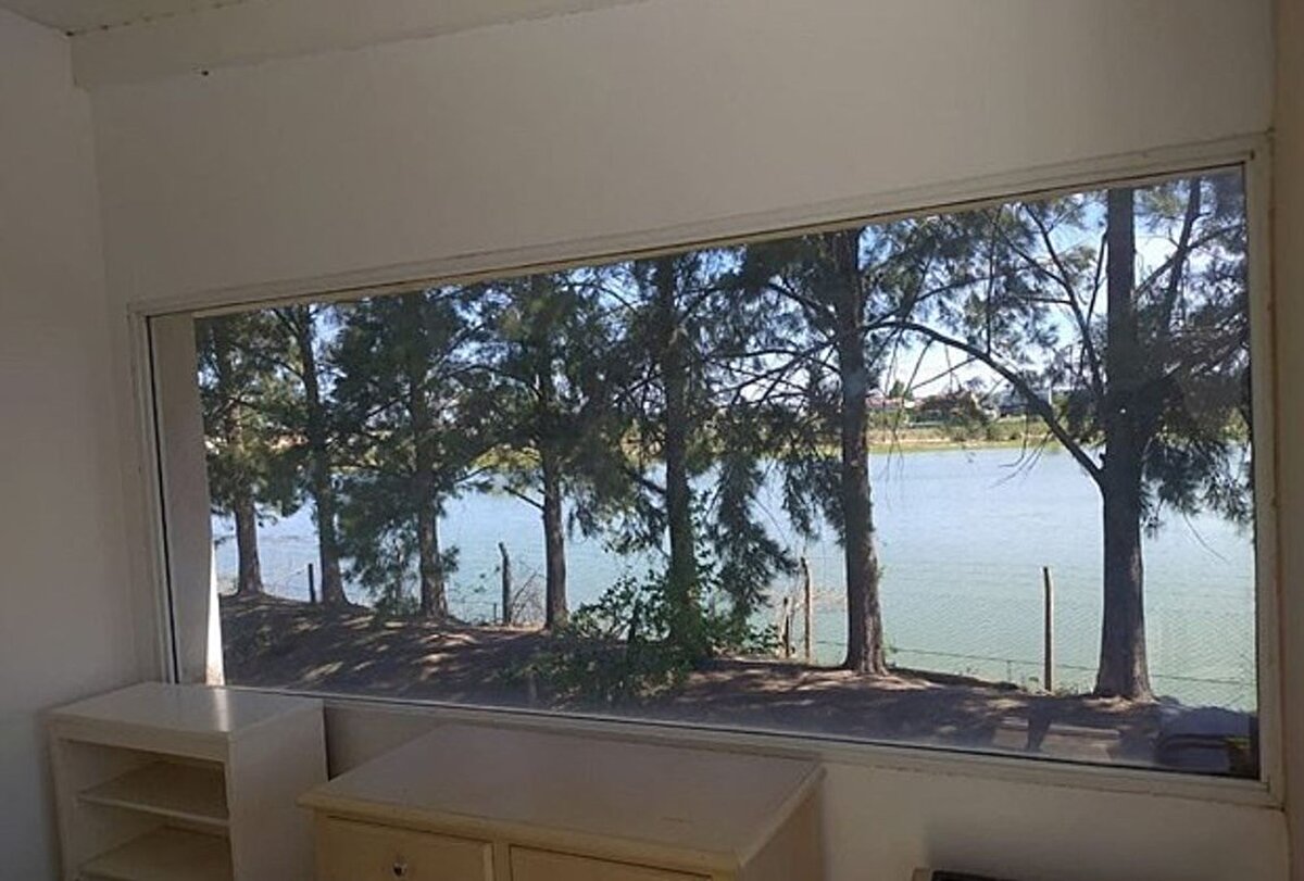 Arjantin basınına göre, Maradona evin üst katındaki yatak odasına çıkamadığı için alt kattaki oturma odası yatak odasına çevrildi.