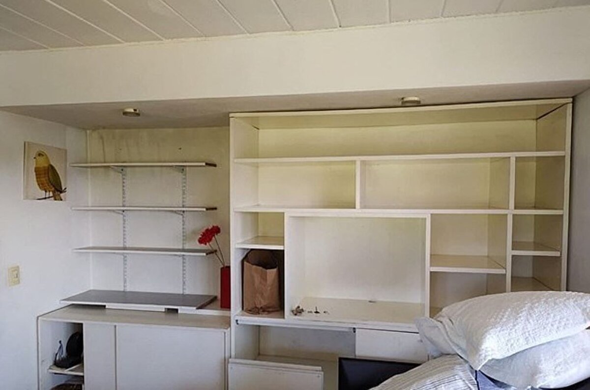 Maradona'nın ameliyattan sonra evin üst katına çıkmakta zorluk çektiği, bu nedenle alt katta dinlendiği ifade edildi.