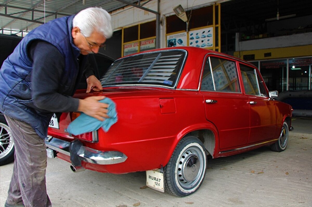 Ünlü komedyen Cem Yılmaz'ın da menajerinin kendilerini arayıp bir projede kullanmayı düşündükleri otomobil hakkında bilgi edindiğini de belirten 61 yaşındaki Şahin, "Merzifon'daki Murat 124'ü gelip görmüştü. Buyursun gelsin benim arabamı da görsün" dedi.