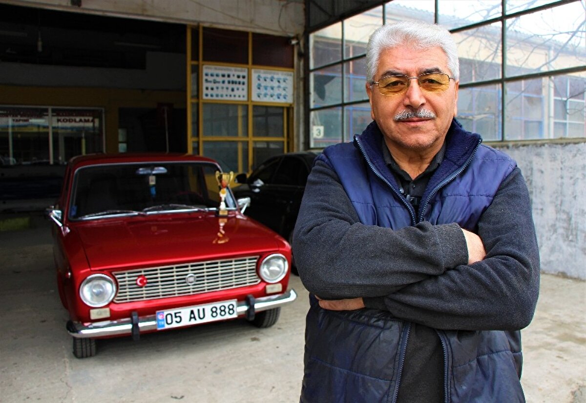 Amasya Küçük Sanayi Sitesi'nde oto elektrik tamirhanesi işleten Bahattin Şahin, anahtarsız çalıştırma, merkezi kilit, otomatik cam, geri görüş ve çeşitli sistemlerle donatıp tüm parçalarını elden geçirdiği 20 yıldır kullandığı klasik aracına bir otomobil fiyatı kadar masraf yaptığını anlatarak tamirhane yerine daha güzel bir ortamda sergilenmesini istediği için 100 bin liraya satışa çıkardı.