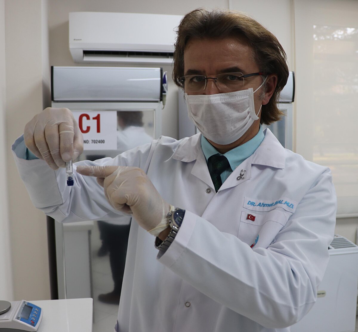 İKUM Müdür Yardımcısı Ahmet İnal, aşıyı saklama koşullarıyla ilgili bilgi vererek, "Burası güvenlikli bir oda. Her tarafında ısı kayıtları var. Bunun bir haritası çıkarılıyor. Bu ısı kayıtlarına göre de alarm sistemi var. Hem bize hem de personele bu alarm sisteminin uyarıları geliyor. Herhangi bir ısı düşmesinde hemen müdahale edebiliyoruz. Aynı zamanda hem klima kontrol hem de nem kontrolü yapılıyor. Bizim de yerli aşımız bu odadaki özel dolapta saklanıyor" diye konuştu.