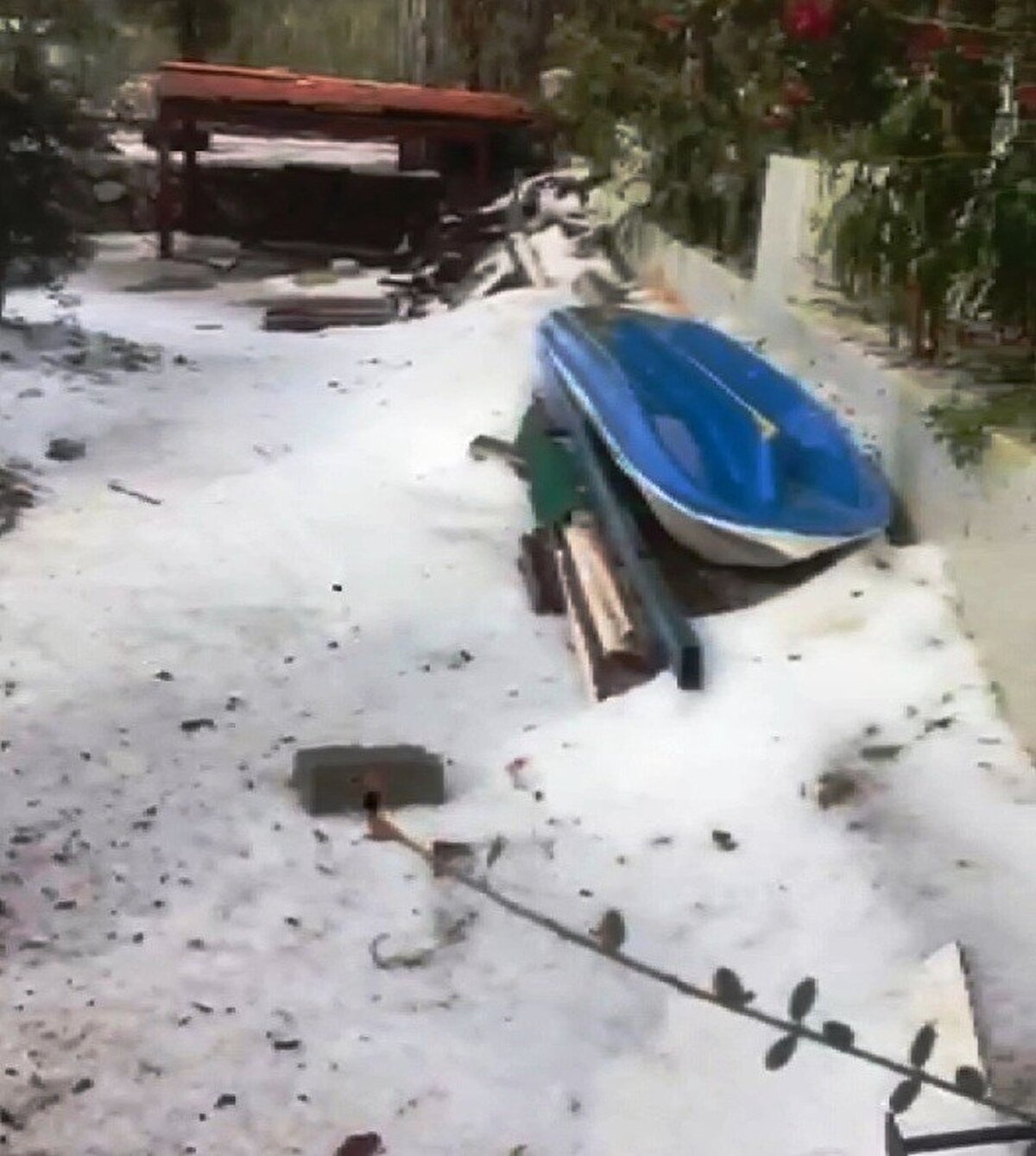 Sadece iki ahşap çardağın zarar gördüğü dolu yağışı yerini yağmura bıraktı.