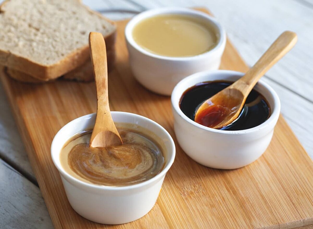 Tahinin tüketildiği zaman daha kalorili ve zararlı besinlere yönelmesini engellediğini ifade eden Güzelcan, "Tahin, şeker içeriği olmayan glikoz şurubu içermeyen pekmezle birlikte de tüketilebilir.Tahin içeriğinden dolayı yendiği zaman zararlı ve daha kalorili yiyeceklere yönelinmesini engelliyor.Bu da direkt olarak kilo alımlarını etkileyerek kişinin daha sağlıklı kalmasını sağlıyor" diye konuştu.