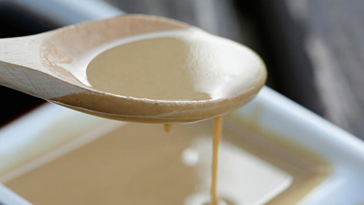 Ayrıca tahinin içerisinde fosfor olduğu için kemik yapısını güçlendiriyor. Günde bir yemek kaşığı kadar tahini tükettiğiniz meyvenin üzerine döküp yemeniz sizi pek çok rahatsızlıktan koruyacaktır" dedi.