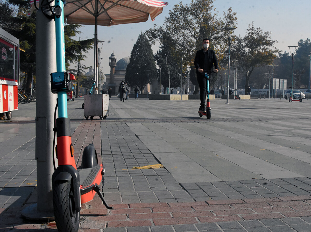 Biz bundan gurur duyuyoruz. Buradan aldığımız ilhamla, yeni kanun teklifinde diyoruz ki, bundan sonra Karayollarımız, Çevre ve Şehircilik Bakanlığımızla istişare bir şekilde nerede uygun görülürse, oraya bisiklet yolları yapsın, gürültü bariyerleri yapsın, ama yeni yaptığı yollara muhakkak bu iki detayı eklesin istiyoruz. İkinci olarak da 30 büyükşehir belediyesinin hepsinin ulaşım ana planlarına bisiklet master planlarını da eklemeleri ödevini veriyoruz. Böylelikle çevreci ulaşım araçlarının yaygınlaşması adına ciddi bir adım atacağız'' dedi.