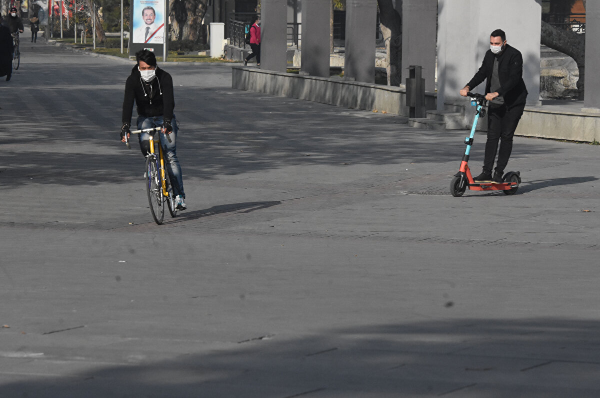 Saatte 50 kilometreden fazla hız sınırı olan yollarda kullanılmayacak. Skuter firmalarının belediyeye ödeyecekleri işgaliye bedellerini de en düşük limitten hazırlayıp, hesaplayıp günlük 16 kuruş olarak tespit ettik. Böylece çevreci ulaşım araçları yaygınlaşacak, bisiklet yolları yapılacak. Elektrikli skuterlerin teşvik edilmesiyle karbon emisyonları ile sera gazı emisyonlarını oldukça azaltılmış olacak. İnşallah bu adımlar, hayata geçtiğinde ileride çok ciddi katkısını göreceğiz."