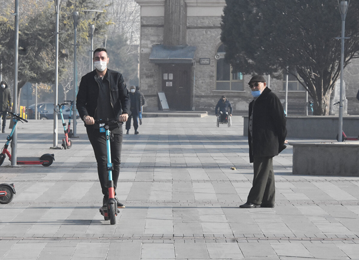 Bisiklet ve skuterlerin trafik güvenliğini tehlikeye atmayacağını da vurgulayan Özboyacı, ''Trafik güvenliğini riske atacak şekilde her yerde olmalarını doğru bulmuyoruz. Bunların yerleri bellidir. Trafik güvenliğini, araçları, yayaları ve kendilerini riske atmayacak şekilde bir planlama yapılması gerekiyor. Biz istiyoruz ki, oturulsun, ulaşım ana planına bisiklet master planını nasıl entegre ederiz, konusu teknik insanlar tarafından tartışılsın. Böylece çevreci ulaşım araçlarına çözüm bulunsun. Çünkü biliyorum, İstanbul'da, Ankara'da, İzmir'de birçok vatandaşımız, bisiklet kullanmak istiyor, bisiklet yolu olsun istiyor; ama bu imkana yetirince kavuşamıyor. İşte biz de belediyelere bu ödevi vermiş oluyoruz. Ben 30 yaşında bir milletvekili olarak, gençlerin e-skuterlere ilgi gösterdiğini biliyorum. Ankara ve İstanbul'da ara ara elektrikli skuter kullanıyorum. Gerçekten güzel bir şey'' diye konuştu.