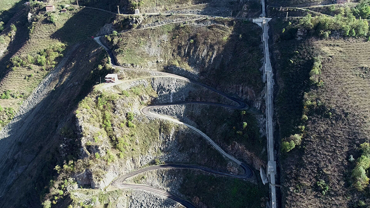 Trabzon'da, 'Dünyanın en tehlikeli yolu' seçilen Derebaşı Virajları'na benzerliği ile dikkat çeken yolu kullananlar, zaman zaman zor anlar yaşıyor. Kentte 'en tehlikeli kestirme yol' olarak anılan zorlu güzergahı kullanan sürücüler, bariyerle önlem alınmasını istiyor.

