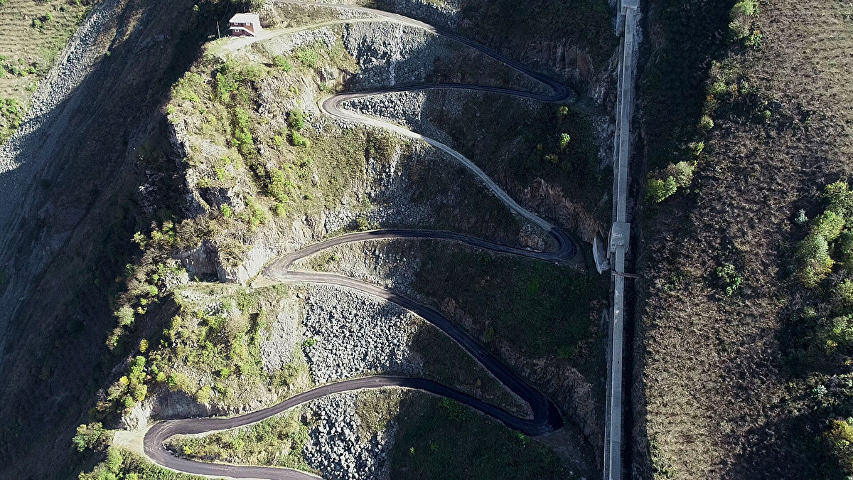 Yol sayesinde, 2,5 saatte gittikleri yolun yarım saate düştüğünü belirten Özlükent Mahalle Muhtarı Mithat Tepe, şunları ifade etti:

