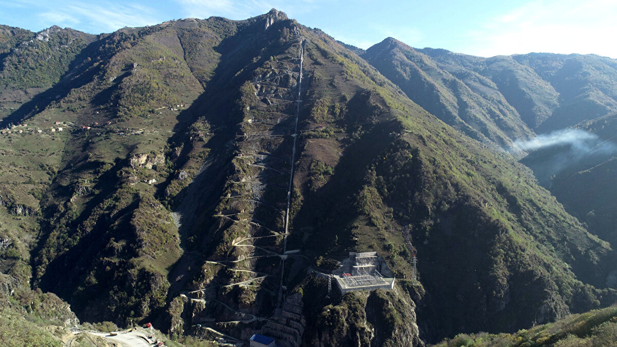 Ordu'nun Kabadüz ilçesine bağlı Özlükent Mahallesi Gökçeyatak mevkisinde 2013 yılında bir santral şirketi proje için dağ yamacına 18 virajlı bir yol yaptı.

