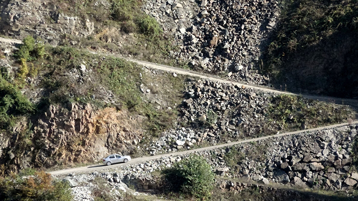 Havva Topçu da, "Burası benim köyüm değil. İlk kez bu yolu kullandım. Karşıdan geçerken bu yolu merak ediyordum. Yol çok kötü ve korkutucuymuş. Daha da bu yolu kullanmam. Kenarlarında korkuluk da yok. Komşumuz arabasıyla dereye uçtu bu yoldan" diye konuştu.


