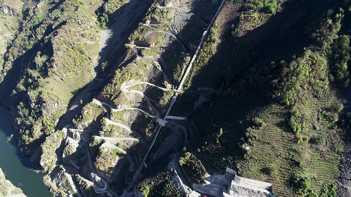 "Dere yolundan mahallemize bağlantılı bir yolumuz yoktu. Santral yapımı sırasında şirket kendi kullanımı için bu yolu 2013 yılında tamamladı. Taleplerimiz ses getirdi ve yol asfaltlandı. Bu yol yapılmadan önce Ordu'ya 2,5 saatte gittiğimiz mesafe 30 dakikaya düştü. 18 tane virajı olan yolumuzun tehlikesi çok. Onun için diğer yol güzergâhlarıyla birlikte iyileştirilmesini bekliyoruz. Zor bir yol, kullanırken çok dikkatli olmak gerekiyor. Bunun tehlikesi yoktur diyen her halde kendini kandırmış olur."

