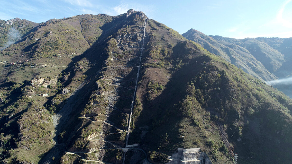 Mahalle sakini Muhammet Tepe ise "Tehlikeli virajları var. Yağmur yağdığı zaman heyelan olma durumu da var. Onun için bu yol beni korkutuyor" ifadelerini kullandı.

