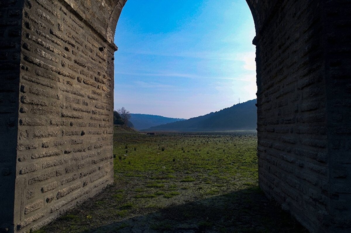 Suların çekilmesi ile birlikte Mimar Sinan tarafından 1554-1562 yılları arasında Alibey Deresi vadisi üzerinde yapılmış olan Mağlova Kemeri’nin de ayakları iyice görünmeye başladı.