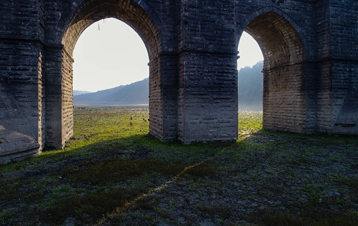 Suların büyük kısmının çekildiği barajın son durumu ise havadan drone kamerası ile görüntülendi. Görüntülerde suların çekildiği alanda oluşan kuraklık korkunç tabloyu bir kez daha gözler önüne serdi.