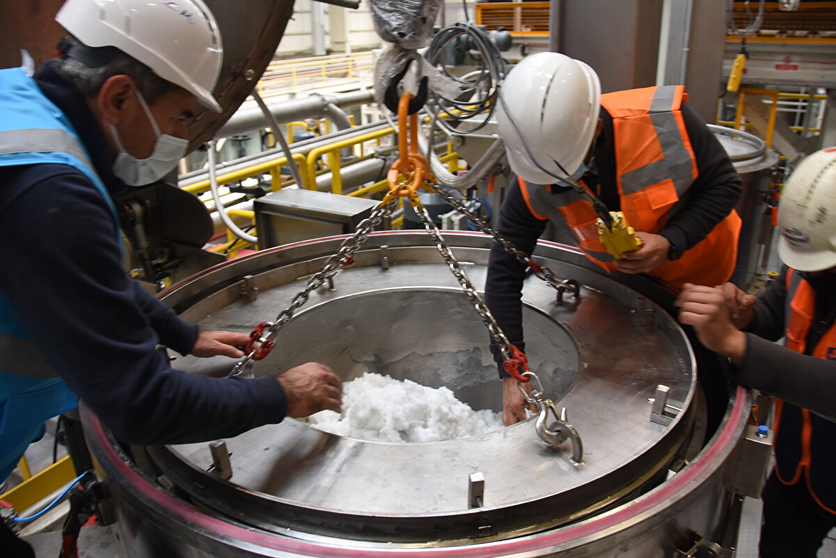 Üretimi yapılan lityum bataryanın çok kaliteli ve lityum batarya olarak kullanılabilecek seviyede olduğunu anlatan Maraşlıoğlu, "Batarya kalitesinde bir lityum karbonat olduğu tespit edildi. Enerji ve Tabii Kaynaklar Bakanlığı'mızın milli enerji ve maden politikası kapsamında, Sayın Bakanımız Fatih Dönmez'in destekleriyle biz bunu prosese aktarmaya karar verdik. Şu an bulunduğumuz yerleşkedeki pilot çaptaki yaklaşık 10 ton kapasiteli lityum karbonat tesisini kurmaya karar verdik. Kurulumu tamamlandı, hafta başından itibaren Türkiye'de ilk kez lityum karbonat üretimine başladık. Buradaki üretimimiz en büyük sektör olan yani yaklaşık lityumun kullanım oranı yüzde 60'ı batarya teknolojisinde. Buradaki üretimimiz lityum iyon bataryasında kullanılan lityum kalitesinde olacak. Şu anda kurduğumuz proses tamamen Etimaden Ar-Ge'si tarafından geliştirildi ve Etimaden'e özel bir proesestir. Dünyada benzer bir üretim prosesi yoktur. Buradaki aldığımız verilerle de asıl üretim hedefi olan 600 ton kapasiteli üretim tesisimizi kurmak için parametreler belirleyeceğiz. Bununla ilgili çalışmalara başlıyoruz. En kısa sürede onu da hayata geçireceğiz. Aslında lityum ülkemizde de yoğun olarak kullanıyor" diye konuştu.