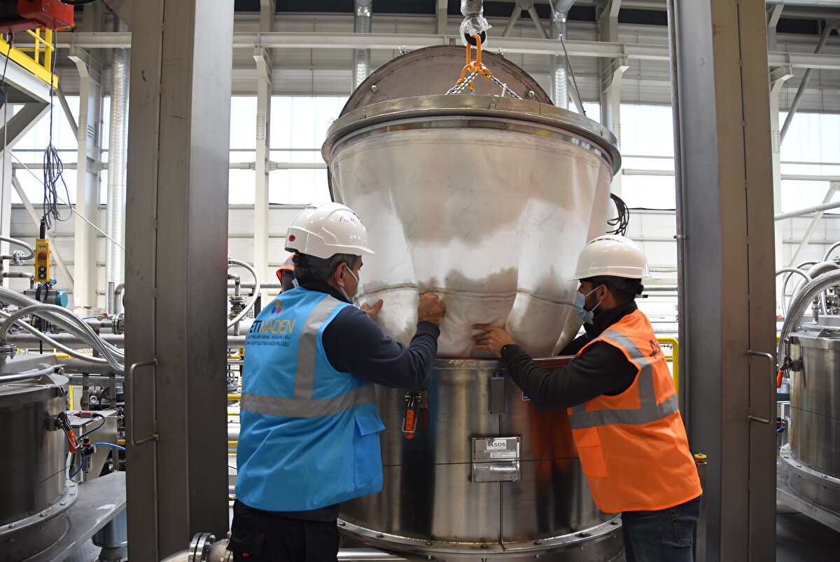 Etimaden Teknoloji Geliştirme Dairesi Başkanı Derya Maraşlıoğlu, lityumun 20'nci yüzyılda önemli mineral haline geldiğini kaydederek, ilk üretimlerin TÜBİTAK incelemesinden ve analizlerinden geçtiğini belirtti. Maraşlıoğlu, "Son yıllarda özellikle 20'nci yüzyılda lityum önemli bir mineral haline geldi. Batarya teknolojisinin gelişmesi özellikle sektöründe hızla büyümesinde dolayı kritik ham maddeler listesine dahil edildi. Bizim de çalışmamızın temeli budur. Her gün geçen gün lityumun öneminin artmasından dolayı laboratuvar çapında bor yan kayaçlarında yer alan lityumun kazanılmasına dair çalışmalara başladık. Bu kapsamda son 3 yılda yoğun bir çalışma yaptık, lityum karbonatı laboratuvar ortamında ürettik. Daha sonra başarılı bir üretimden sonra da buradaki ürün TÜBİTAK tarafından analizleri yapılarak küçük bir de pil üretimi gerçekleştirildi" dedi.
