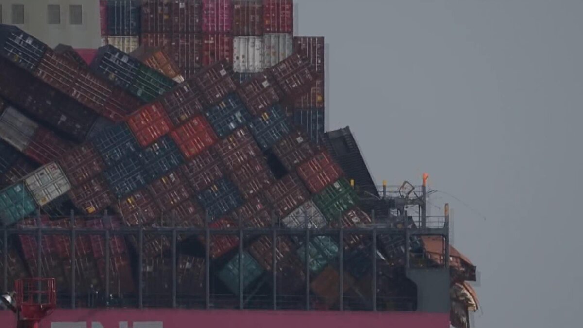 14 bin konteyner taşıma kapasitesi olan geminin yolculuğu sırasında şiddetli dalgalarla karşılaştığı açıklanırken, kaybolan yüzlerce konteyner arasında 54'ü havai fişek, sekizi pil ve ikisi sıvı etanol olmak üzere tehlikeli madde taşıyan toplam 64 konteynerın kaybolduğu ifade edildi.