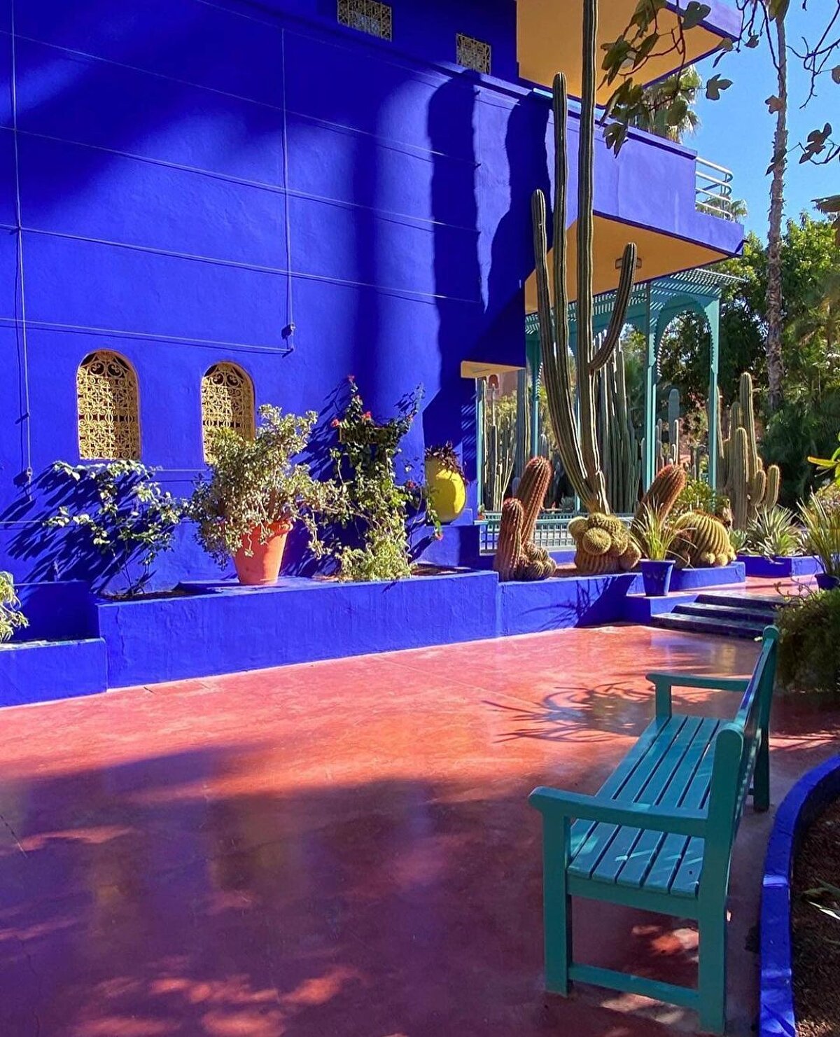 🥺 1947’de bahçesini halka açan Majorelle, bahçe bakım masraflarının artması ile birlikte 1956 yılında bahçenin bir bölümünü de elden çıkarmak zorunda kalmış.