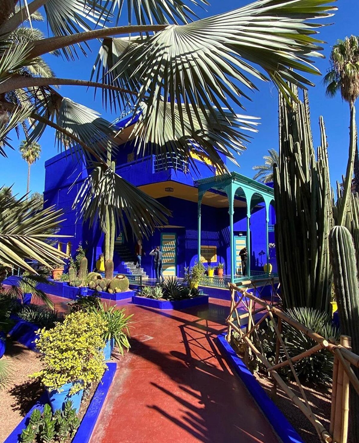 Mavinin yoğunluğu, sarı tonunun doygunluğu zemindeki Marakeş kırmızısı ile birleştiğinde, yeşilin bin bir tonu daha da yeşil geliyor insana. Kendisi de bu renkler için Ağaçların yapraklarının yeşilini güçlendirip, onlara adeta şarkı söyletiyor dermiş. Yoğun olarak kullanılan kobalt mavisi mimariye öyle bir hava katmış ki sonrasında Majorelle Mavisi olarak anılır olmuş. 😌