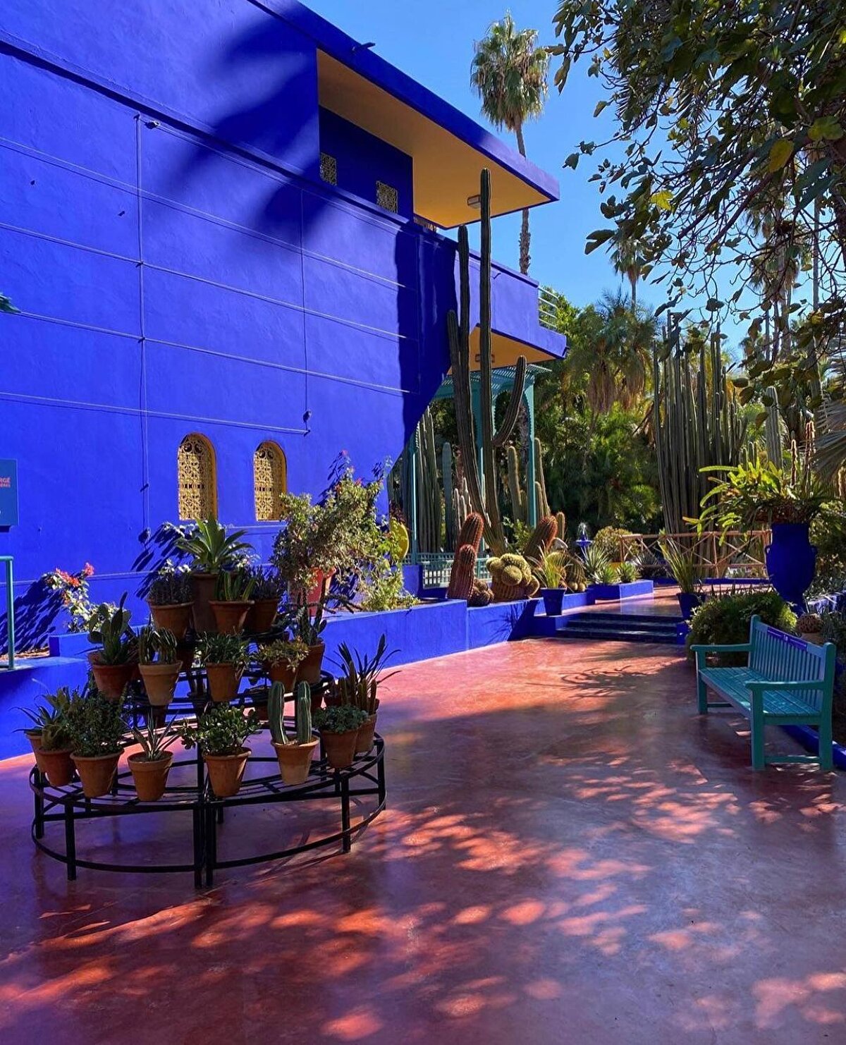 Günümüzde 2.5 dönümlük bu bahçe, her bir köşesinden yayılan kokuları ve coşkulu renkleri ile Marakeş’in en çok ziyaret edilen yerlerinden biri. Bahçe ziyaret edildiğinde yüzlerce bitki türünü, balıklar ve kaplumbağalar ile dolu havuzu, müzeye çevrilmiş kobalt mavisi muazzam güzellikteki evi görmek mümkün. Kütüphaneyi inceleyebilir, Berberi Müzesi’ni gezebilir, İslam Sanatları Müzesi’ne bakabilirsiniz. O huzur ve dinginlikle kendinizi tekrar Marakeş sokaklarının keşmekeşine atabilirsiniz... 