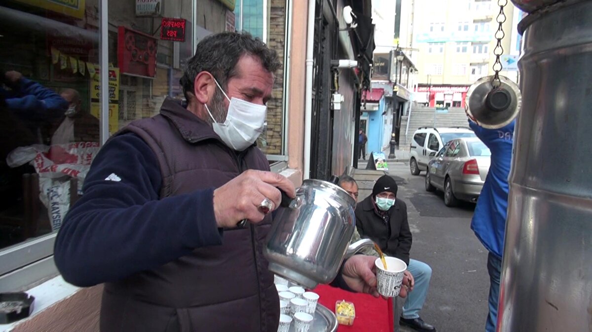 Kent merkezindeki cadde ve sokaklarda kurdukları semaverlerde çay demleyen işletmeciler hem pandemi kurallarına uyuyor hem de soğuk kış günlerinde kıtlama çayı seven Erzurumluları çaysız bırakmıyor. Maske, hijyen ve temizlik kurallarına uyarak 1 liradan sattıkları çayla evlerine ekmek götüren kahvehane işletmecilerinin tek isteği pandemi günlerinin sona ermesi.