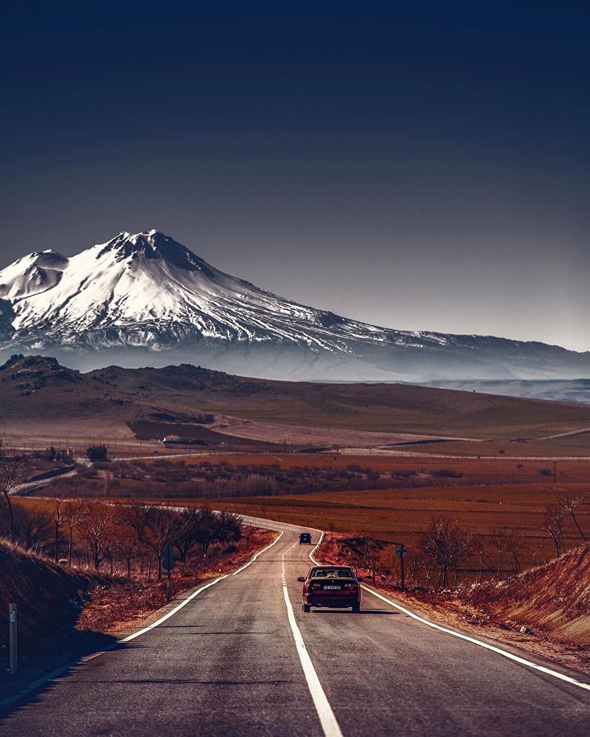 📌 M.Ö. 7000-6000 yıllarında Neolitik devirde Anadolu medeniyetinin ilk izlerini gördüğümüz Konya yakınlarındaki Çatalhüyük’te Hasandağı’na, dolayısıyla Aksaray’a ait vesikalara rastlanmaktadır. Burada Hasandağı’nın lav püskürttüğünü tasvir eden bir kazıntı resme rastlanmıştır. Neolitik dönemde Aksaray ve çevresi bir yerleşim yeri hâline gelmiştir.