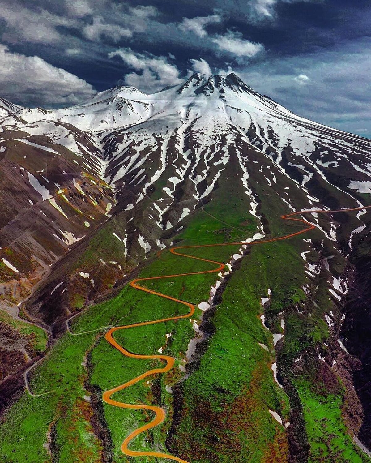 ✨ Aksaray, 1080 yılında Anadolu Selçuklu Sultanı Kutalmışoğlu Süleyman'ın eline geçmiş ve 1470 yıllarındaki Osmanlı hakimiyetine kadar İlhanlı, Danişmentli ve Karamanoğulları'nın egemenliğinde kalmıştır. Selçuklu egemenliğine giren Aksaray’da II. Kılıç Arslan zamanında saraylar, medreseler, zaviyeler ve kervansaraylar yaptırılmış, Azerbaycan ve başka yerlerden Müslüman halk, gazi, mücahit, alim, ticaret erbabı getirerek yerleştirilmiştir. Bu yıllarda Aksaray, bir Selçuklu askeri üssü hâline gelmiştir.⠀