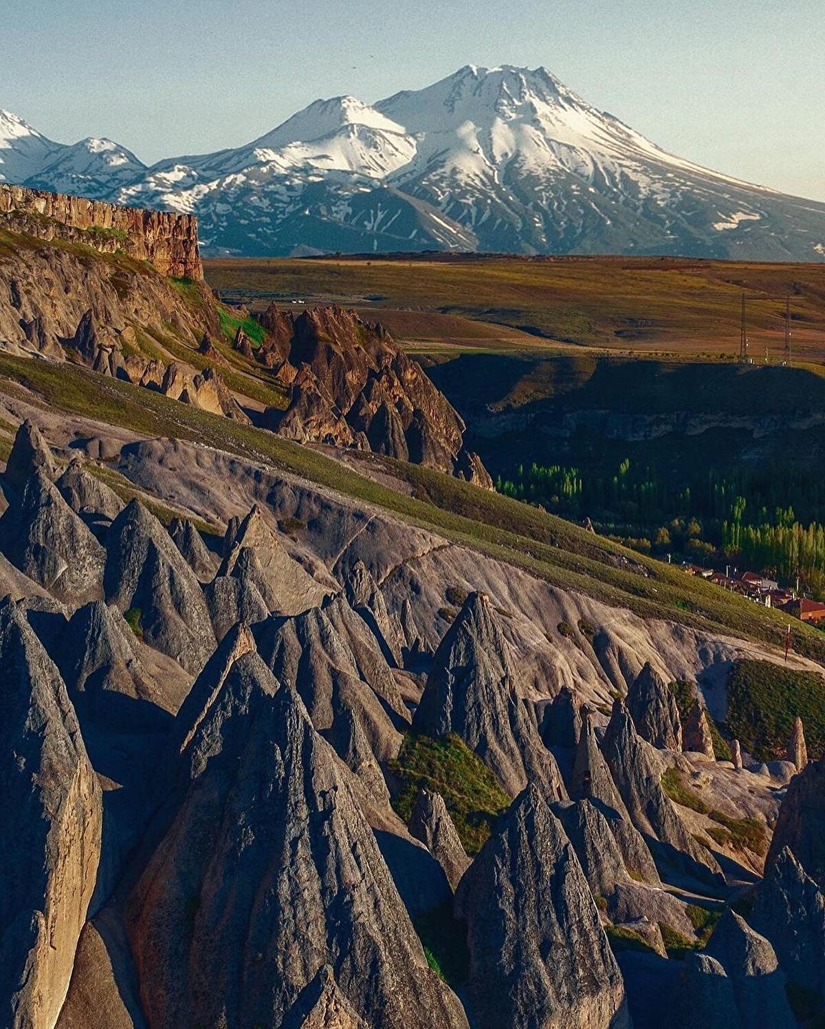 7 yüzyılın sonlarından itibaren Müslüman Arapların Anadolu üzerinden İstanbul’a yaptıkları sefer nedeni ile bölgeye sığınan Hıristiyanların sayısı çok artmış, Ihlara Gelveri ve Göreme gibi yerleşim birimleri oluşmuştur.⠀