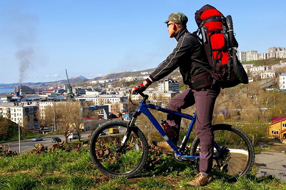 Bölgeye turistlerin gelmesinin çok zor olduğu ifade edilerek, “Sahalin Bölgesi’ne, Moskova’dan bir kişinin tatil amaçlı gelmesi oldukça zor. Uzak mesafe nedeniyle uçak bedelleri çok fazla. Bu bedelleri herkes karşılayamıyor. Adalarımız benzersiz bir doğaya sahip. Sadece Rus değil birçok ülkeden insan bu bölgeye gelir. Biz herkesin bu güzellikleri görmesini isteriz” denildi.

