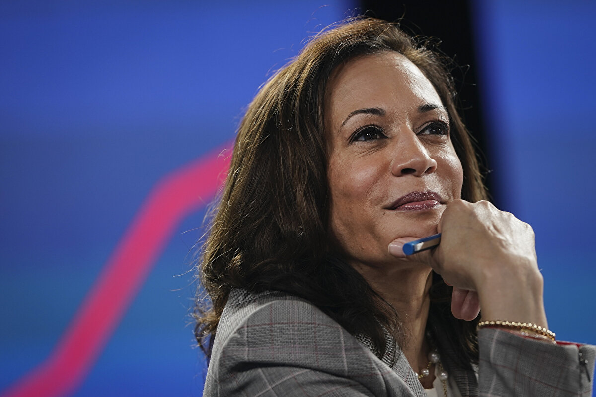 Listenin üçüncü sırasında, Kamala Harris yer aldı. Kamala Devi Kamala Devi Harris, Birleşik Devletler'in seçilmiş başkan yardımcısı olan Amerikalı politikacı ve avukat. 2020 başkanlık seçimlerinde görevdeki Başkan Donald J. Trump ve yardımcısı Mike Pence'ın yenilgisinden sonra başkan seçilen Joe Biden ile birlikte 20 Ocak 2021'de göreve başlayacak Kamala,ilk kadın ve siyah başkan yardımcısı.