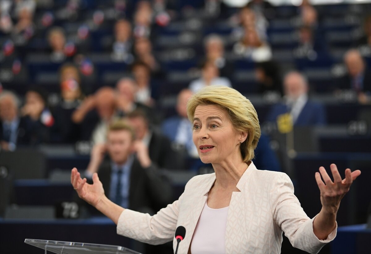 4 sırada ise, Ursula von der Leyen yer aldı. Ursula Gertrud von der Leyen CDU üyesi Alman siyasetçi ve Avrupa Komisyonu Başkanı. 2005 ile 2019 yılları arasında federal hükumete hizmet vererek Angela Merkel'in kabinesinin en uzun süreli üyesi oldu. Almanya'nın ilk kadın Savunma Bakanı.