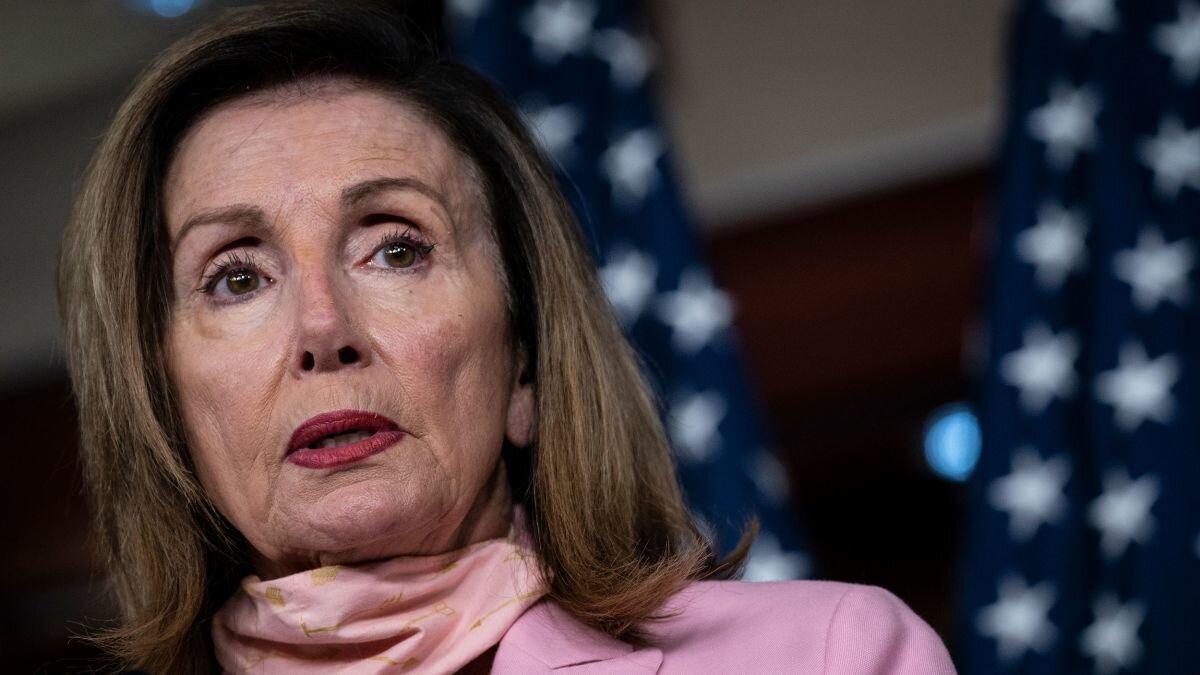 Nancy Pelosi, yedinci sırada yer aldı. Nancy Patricia D'Alesandro Pelosi, ABD Temsilciler Meclisi'nin 60. meclis başkanıydı. 2007 yılına kadar Temsilciler Meclisi'nde azınlıkta bulunan Demokratların liderliğini yürütmekte olan Pelosi 2006 yılı Kasım ayında yapılan ara seçimlerde Demokratik Parti'nin Temsilciler Meclisi'nde çoğunluğu ele geçirmesi sonucu, Meclis oturumuyla yapılan oylamayı kazanarak ABD tarihinde bu göreve seçilen ilk kadın oldu. ABD tarihinde devlet kademelerinde en üst düzeye ulaşmış kadın. Şimdiye kadar Meclis başkanı görevine seçilen ilk Kaliforniyalı ve ilk İtalyan kökenli Amerikalı olma ayrıcalıklarını da elinde tutuyor.