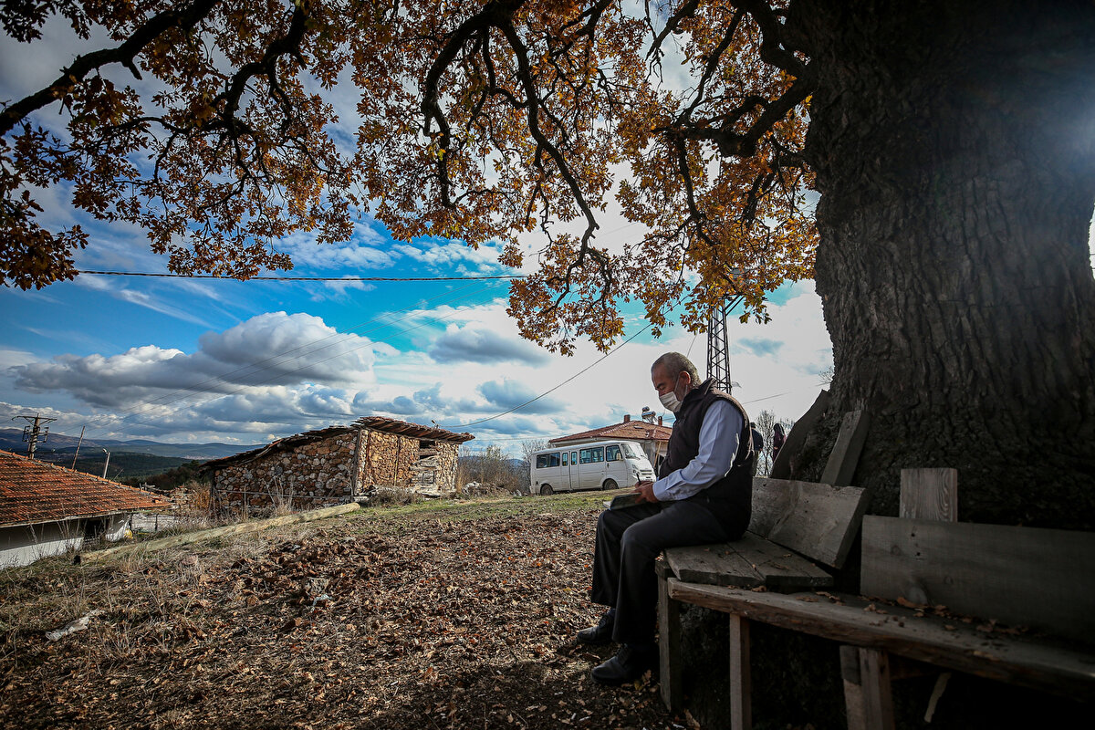 Yakın zamanda mahallenin yolunun yapıldığını, köy odasının yenilendiğini anlatan Çetiner, ekmek fırını yapılacağı sözünü Harmancık Belediye Başkanı Yılmaz Ataş'tan aldıklarını, sokaklara kaldırım taşı döşenmesini de talep ettiklerini sözlerine ekledi.

