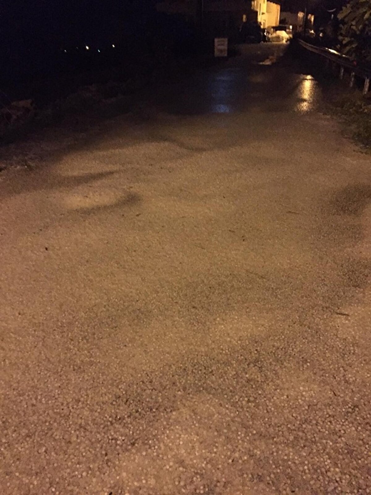 Otomobil sahipleri ise dolu bittikten sonra araçlarının yanına giderek, hasar olup olmadığını kontrol etti. 