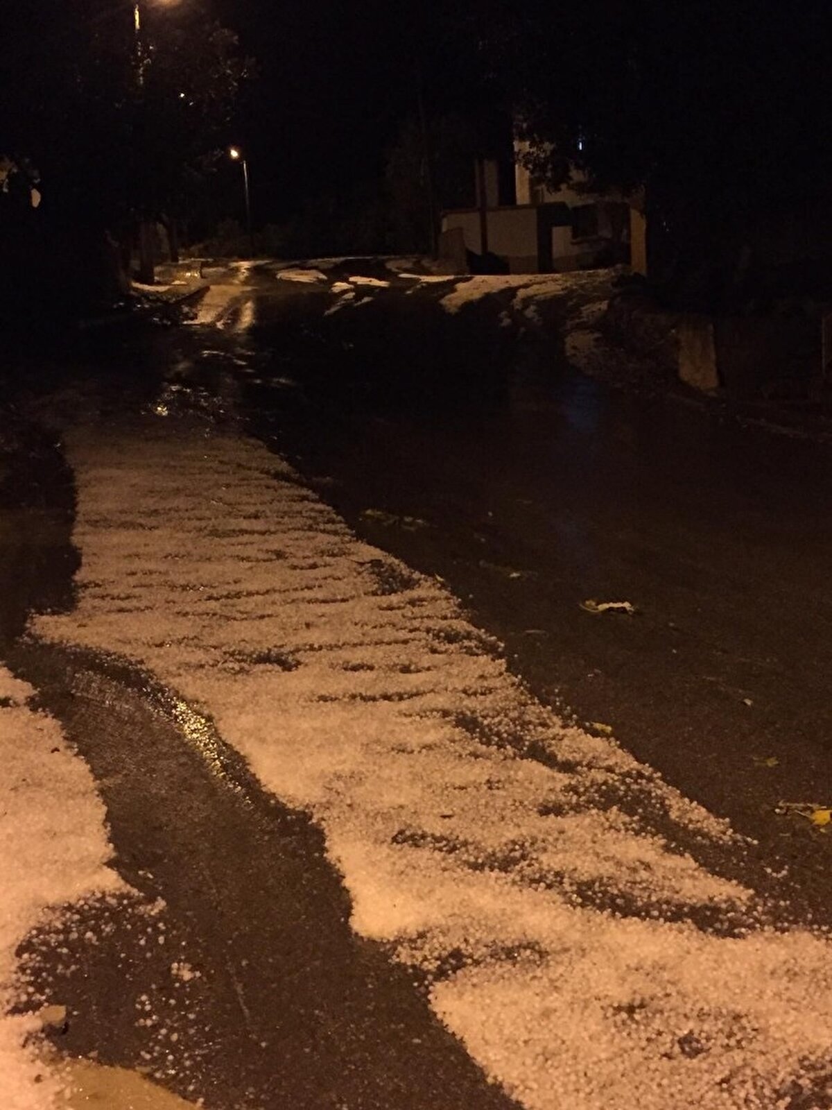 Ceviz büyüklüğünde yağan dolu nedeniyle bahçeler ve sokaklar beyaza büründü. 