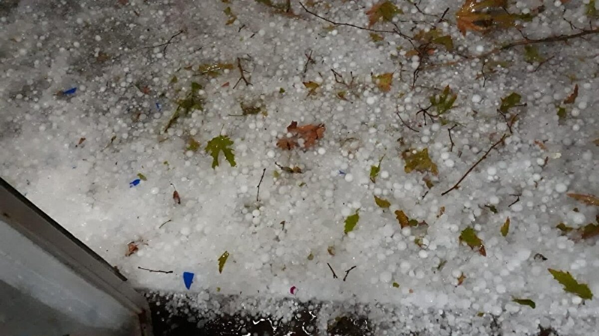 İncekum Mahallesi’nde sabaha karşı 05.30 sıralarında başlayan yağmur, yerini şiddetli doluya bıraktı. 