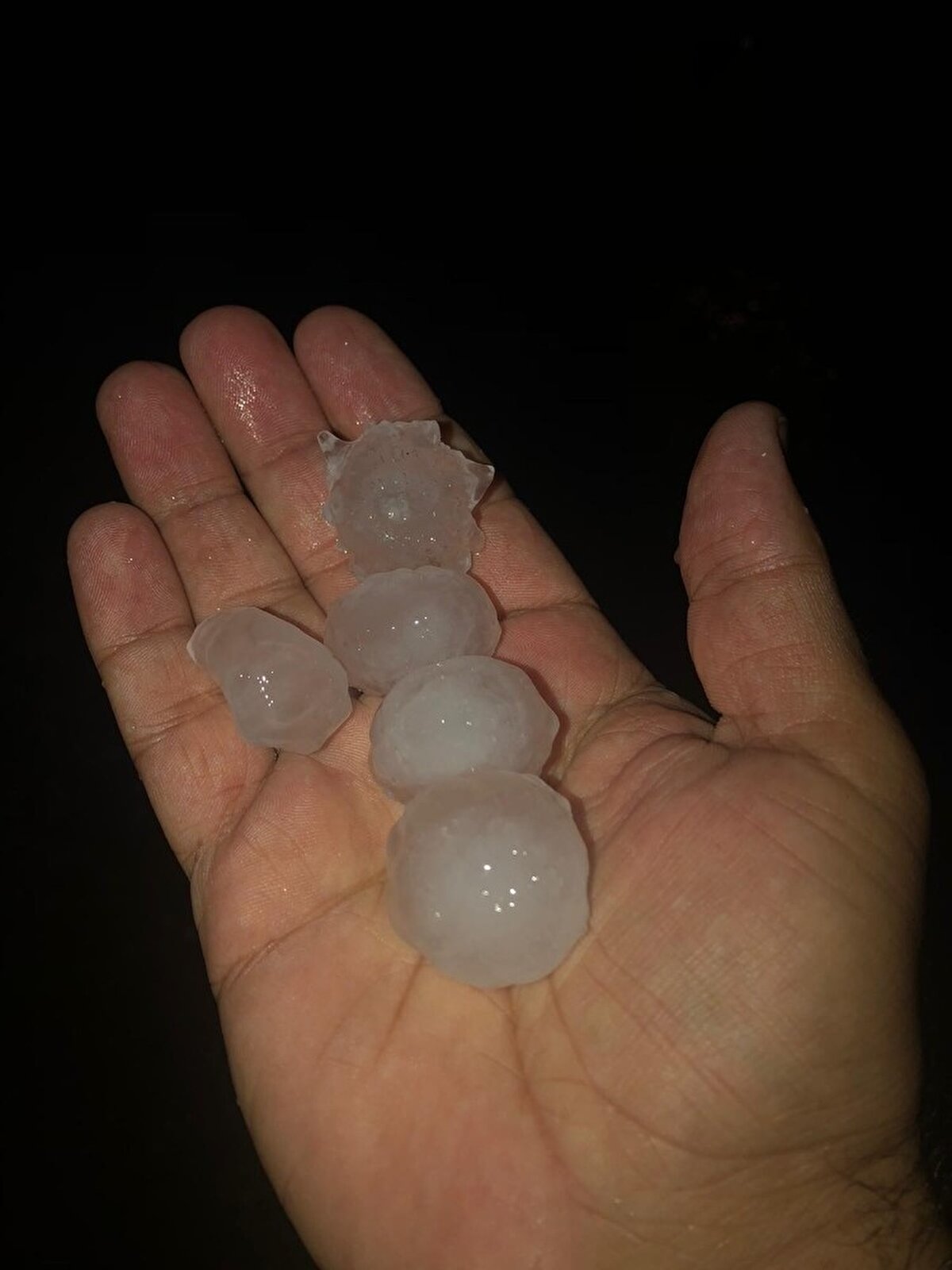 Yaklaşık 10 dakika süren ve ceviz büyüklüğünde yağan dolu nedeniyle bahçeler ve sokaklar beyaza büründü. 