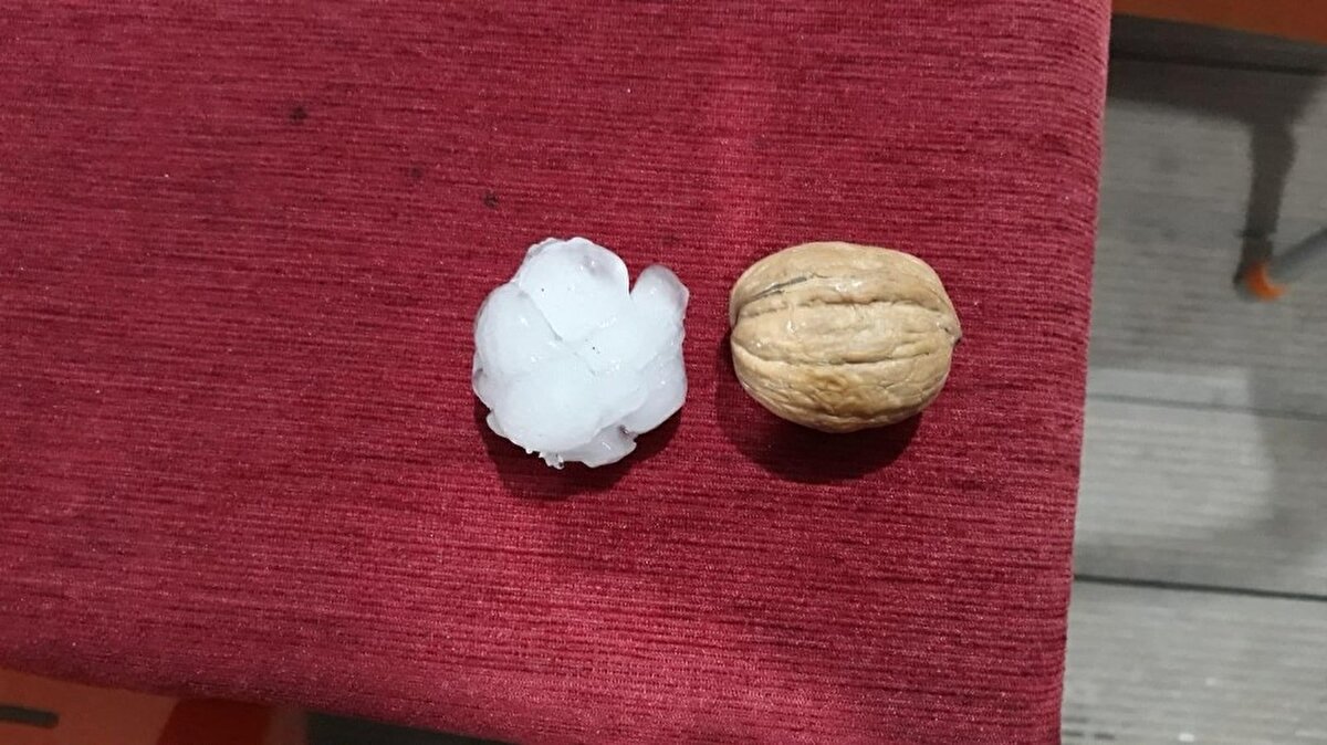 Dolu, yaklaşık 10 dakika etkisini gösterdi. Sese uyanan vatandaşlar ise evlerinin penceresine çıkarak yağan doluyu izledi. 