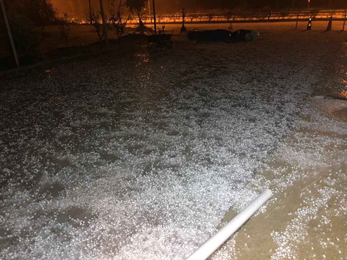 Antalya’nın Alanya ilçesinde sabaha karşı yağmurun ardından şiddetli dolu yağışı başladı. 
