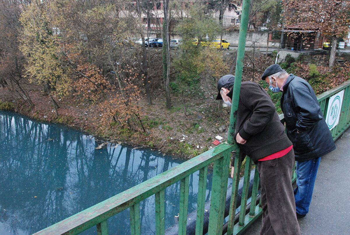 Kent merkezine kadar yayılan kötü kokunun ırmak yatağındaki renk değişikliği sonrasında meydana geldiği öğrenildi.
