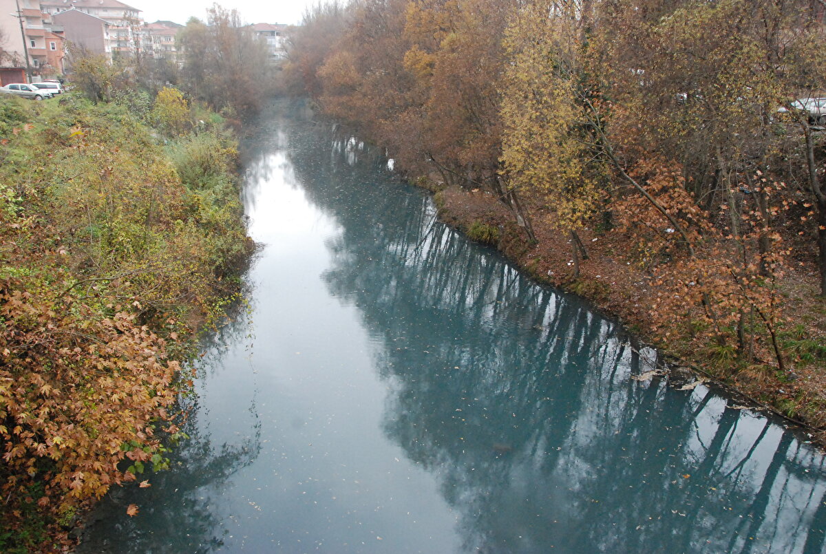 Bartın Irmağı'ndaki kirlilik artmaya başladı. Geçen günlerde Çağlayan mevkisindeki ırmak yatağındaki suyun köpürmesinin ardından, bu sabah saatlerinde de Gölbucağı Mahallesi Asma Caddesi mevkisinden geçen bölümünde su mavi renge döndü.

