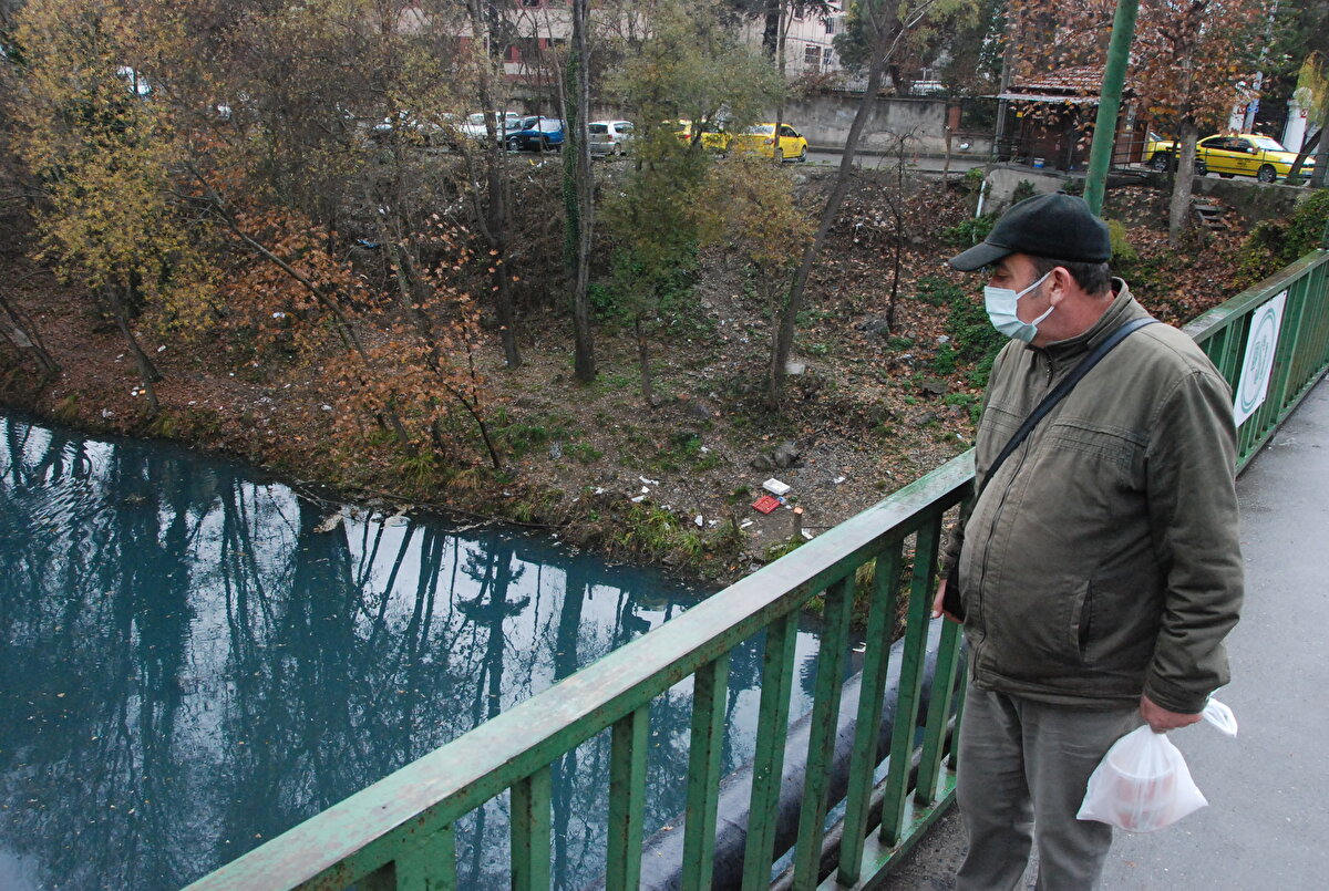 Köprü üzerinden geçen vatandaşlar ırmağın renginin değişmesine tepki gösterdi.
