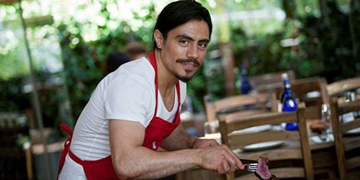 Türkiye'ye yeniden döndüğünde bu kez işsiz olan Nusret, kendi iş yerini açmak için çabalarına başlamıştır. Kendisine eski bir arkadaşı olan Mithat Erdem'i melek yatırımcı olarak seçen genç girişimci, arkadaşıyla beraber ilk restoranın temelini atmıştır. Arkadaşından aldığı parayı 5-6 ay içerisinde geri ödeyen Nusret, borcunu ödedikten sonra yoluna bir süre tek devam etmiştir. 2009 yılına kadar tek olarak devam ettiği işletmesine, 2012 yılı itibariyle Doğuş Grubu ortak olmuştur. Eskiden 1800 TL maaşla çalıştığını, şu an ise 400 çalışan istihdam ettiğini belirten Nusret, yaptığı etleri yemek için yurtdışından özel jetleriyle müşterilerinin geldiğini ve bunun kendisi için büyük bir mutluk olduğunu ifade ediyor.