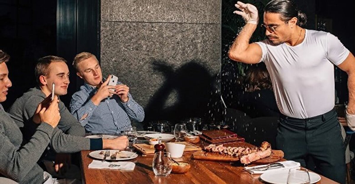 Meslek hayatına Bostancı'daki kasaplar çarşısında başlayan Nusret, uzun bir süre kasp çıraklığı yapmıştır. Büyük bir kasap dükkanında 10 ustayla aynı anda çalışan Nusret, günde 18 saat aktif olarak çalışmıştır. Et doğramadaki profesyonelliğini dar zamanda çok iş yapma konusuna borçlu olan Nusret, ilk olarak 2007 yılında İstinye Park'ta açılan kasap-restoran konseptinde çalışmaya başlamıştır. Bu deneyimin ardından Dünya üzerindeki diğer restoran konseptlerini görmek isteyen genç girişimci, Arjantin'e doğru yola çıkmıştır. Cebindeki son parası ve kredi kartından çektiği 7 bin TL ile gittiği Arjantin'de kasapları ve restoranları gezen Nusret, sektör hakkında fikir edinmeyi başarmıştır.