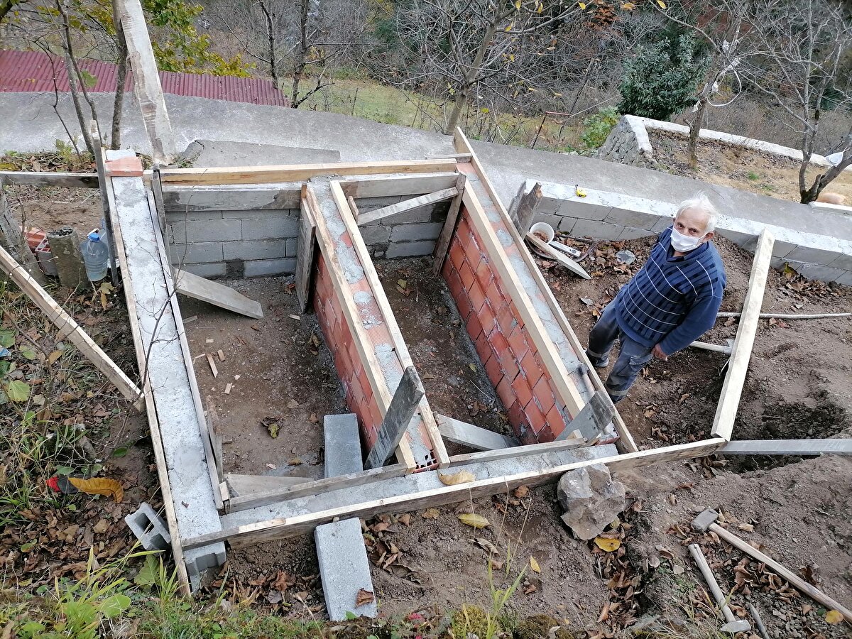 Daha önceki yıllarda eşini kaybeden ve çocuklarının da başka şehirlerde olması nedeniyle ilçede salgından uzak durup tek başına izole yaşam sürdüren Karaman, boş vaktini de kenarını tuğla ile ördüğü kabrin çevre düzenleme çalışmaları ile geçiriyor. Kabrin tamamlanmasıyla mermerden mezar taşını da hazırlatmayı planlayan Karaman, herkesin salgın tedbirlerine uyması çağrısında bulunuyor.