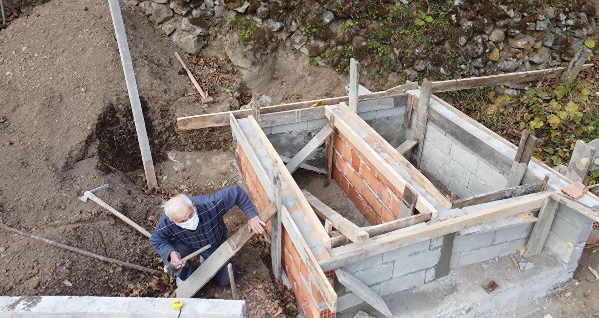 Yaklaşık 5-6 aydır da buradayım. Koronavirüsten dolayı burada 2 mezar hazırladım. Benden başka bunu yapacak kimsem de yok. Çoluk çocuk hep farklı yerlerde. Ölümler çoğaldığı için herkes korkuyor. Ben de 'koronavirüse yakalanıp ölümüm kış mevsimine rast gelir, vatandaşa zorluk, zahmet olmasın' diye mezar kazdım.