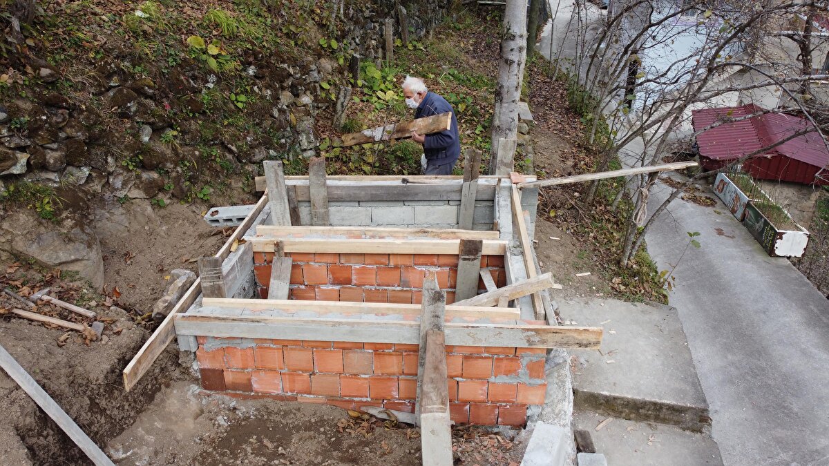 Mezarlığım güzel bir mezarlık. 'Ölümüm, kimseye zahmet olmasın' istiyorum. Salgın var; herkes söylenen tedbirlere uymalı" dedi